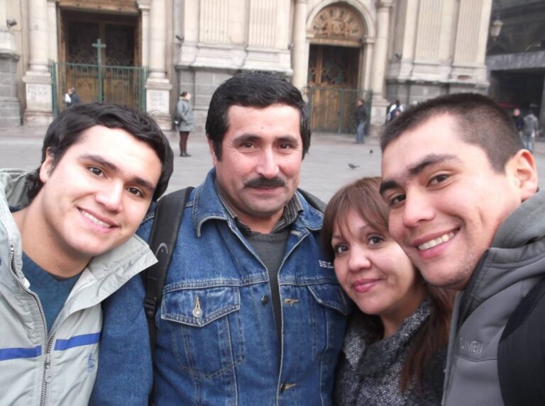 Junto a su familia el día antes de entrar al candidatado (2013)